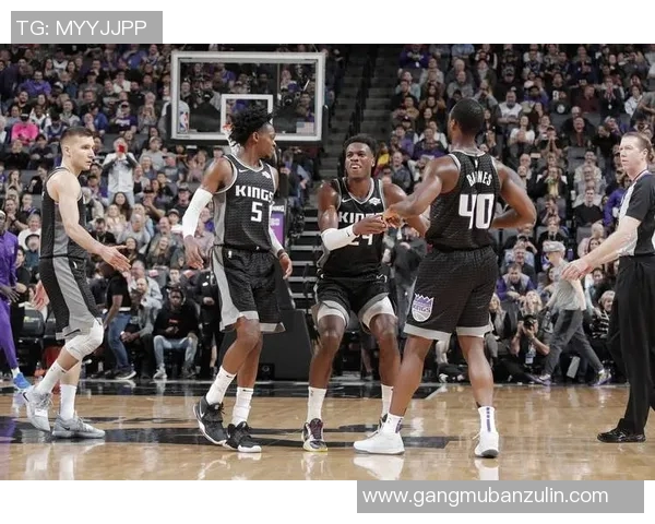 爵士队与纽约尼克斯的精彩对决展现篮球魅力与团队精神